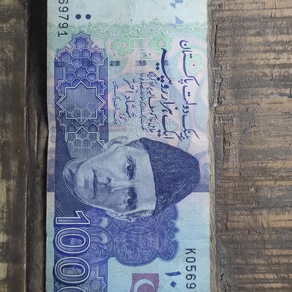 Assorted World Currency Notes - Picture 5 of 16